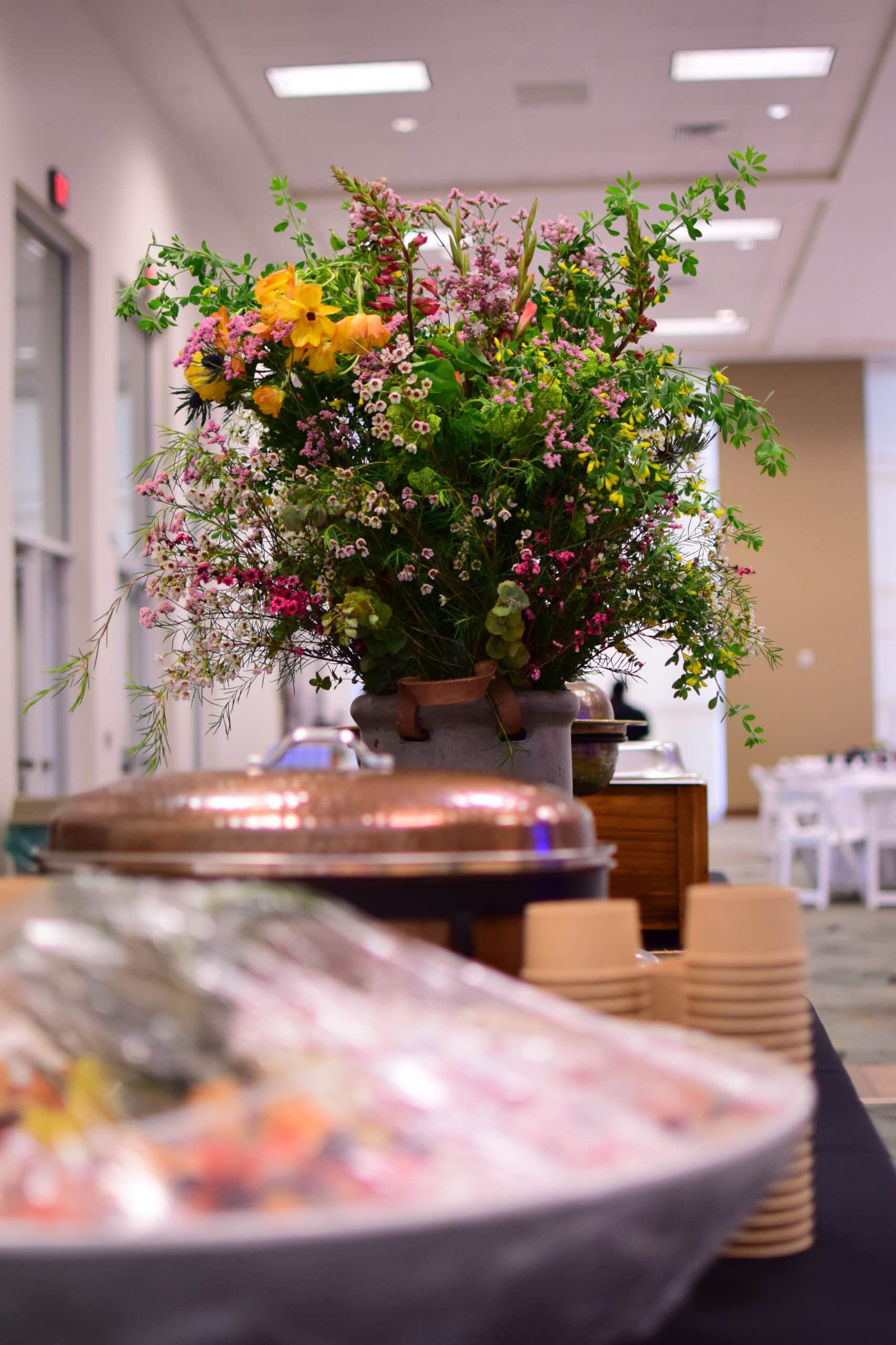 The breakfast buffet tablescape featured a huge bouquet of flowers.